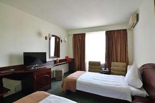 Отель Hotel Delta 3 Тулча Двухместный номер с 2 отдельными кроватями и балконом-1